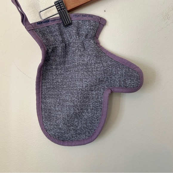 Norwex Fruit and Veg Clearing Scrubbing Mitt - Picture 3 of 3